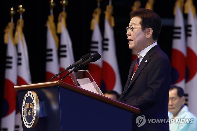80주년 광복절 경축사 하는 이재명 대통령 (서울=연합뉴스) 홍해인 기자 = 이재명 대통령이 15일 서울 세종문화회관에서 열린 80주년 광복절 경축식에서 경축사를 하고 있다. 2025.8.15 [대통령실통신사진기자단] hihong@yna.co.kr