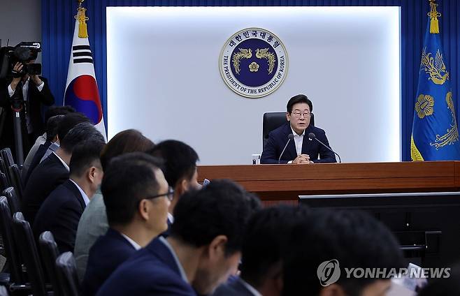 이재명 대통령, 수석보좌관회의 발언 (서울=연합뉴스) 한상균 기자 = 이재명 대통령이 14일 용산 대통령실에서 열린 수석보좌관회의에서 발언하고 있다. 2025.8.14 xyz@yna.co.kr