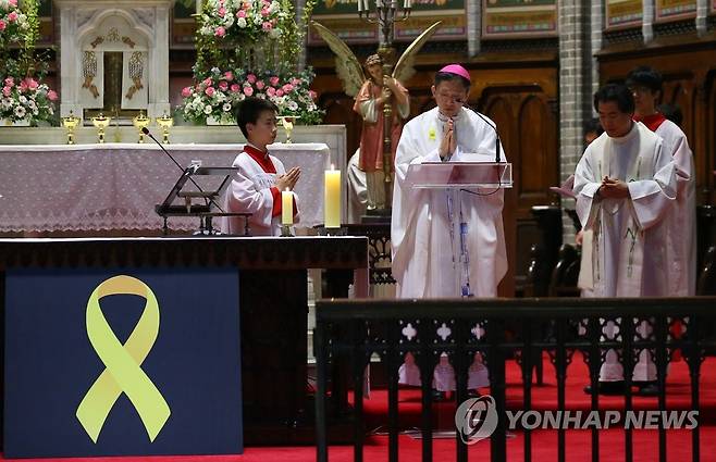 세월호 참사 2주기 추모미사 (서울=연합뉴스) 세월호 참사 2주기를 하루 앞둔 2016년 4월 15일 오후 서울 중구 명동성당에서 유경촌 주교가 추모미사를 주례하고 있다. [연합뉴스 자료사진]