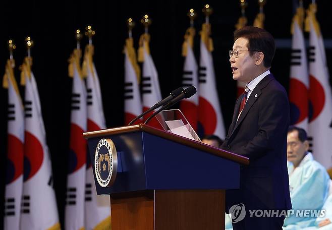 80주년 광복절 경축사 하는 이재명 대통령 (서울=연합뉴스) 홍해인 기자 = 이재명 대통령이 15일 서울 세종문화회관에서 열린 80주년 광복절 경축식에서 경축사를 하고 있다. 2025.8.15 [대통령실통신사진기자단] hihong@yna.co.kr