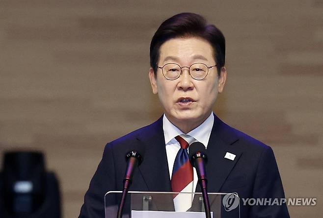 이재명 대통령, 80주년 광복절 경축사 (서울=연합뉴스) 홍해인 기자 = 이재명 대통령이 15일 서울 세종문화회관에서 열린 80주년 광복절 경축식에서 경축사를 하고 있다. 2025.8.15 [대통령실통신사진기자단] hihong@yna.co.kr