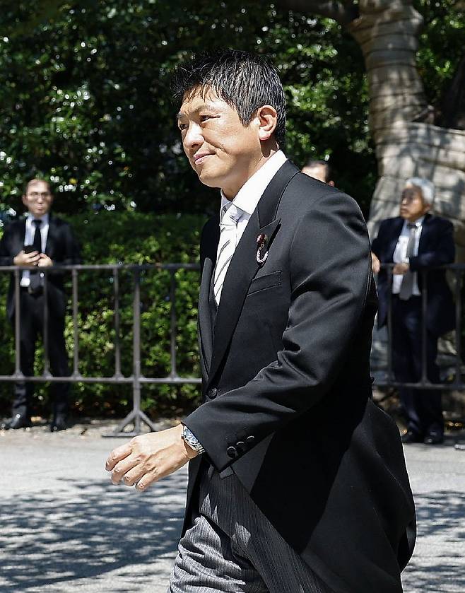 야스쿠니 신사를 찾은 가미야 소헤이 참정당 대표 (교도=연합뉴스) 일본 극우 성향 신생 정당 참정당의 가미야 소헤이 대표가 패전일인 15일 일본 도쿄 야스쿠니신사 참배를 위해 이동하고 있다.
    이날 소속 중·참의원 의원 18명과 지방의원까지 모두 88명이 집단 참배했다. 2025.8.15 photo@yna.co.kr