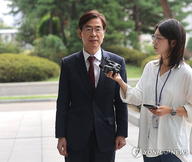 국민의힘 조경태 의원, 내란특검 참고인 조사 (서울=연합뉴스) 류영석 기자 = 국민의힘 조경태 의원이 11일 서울 서초구 서울고등검찰청에 마련된 내란특검 사무실로 참고인 조사를 위해 출석하며 발언하고 있다. 2025.8.11 ondol@yna.co.kr