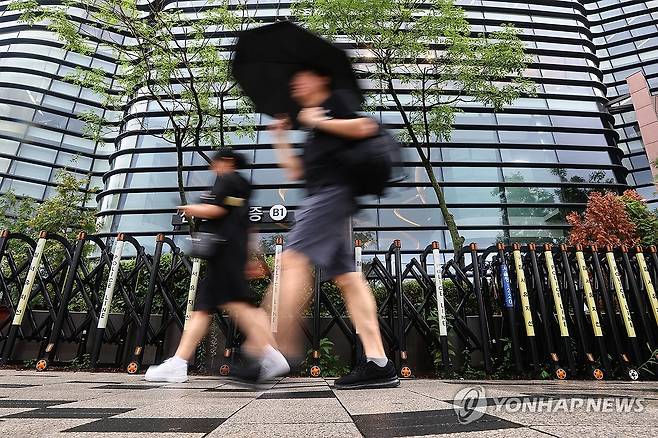 경찰, 광복절 국민임명식 중 일본 대사관 앞 행진 제한 통고 (서울=연합뉴스) 서대연 기자 = 경찰이 15일 예정된 '제21대 대통령 국민 임명식'  중 시민단체의 주한일본대사관 앞 행진 계획에 일부 제한 통고를 한 것으로 알려진 가운데 14일 주한일본대사관이 있는 서울 종로구 트윈트리타워 앞에 경찰 바리케이드가 설치돼 있다.
     진보성향 단체 8·15범시민대회 추진위원회는 광복절 집회를 연 뒤 오후 8시 30분께 행진을 시작해 안국역을 거쳐 일본대사관이 있는 율곡로, 미국대사관이 있는 세종대로 쪽으로 행진할 예정이다. 경찰은 행진 구간 인근에서 정부 행사가 개최되고, 외교공관이 인근에 있다는 이유로 행진 계획에 일부 제한 통고를 한 것으로 전해졌다. 2025.8.14 dwise@yna.co.kr