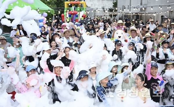 울산 젊음의거리 상인회가 마련한 '2025 워터버블 페스티벌'이 16일 중구 성남동 젊음의거리 일원에서 '무더위에 갇힌 성남동을 구하라'를 주제로 열렸다.