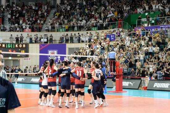 한국 여자배구 대표팀이 5세트 접전 끝에 일본을 잡고 승리한 후 코트에서 승리의 기쁨을 만끽하고 있다.