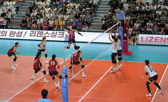일본과의 경기에서 강소휘가 스파이크 공격을 하고 있다. 사진=대한배구협회