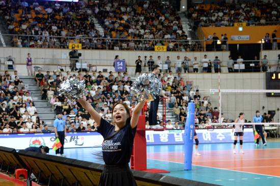 경기장에서 치어리더들이 팬들의 환호를 유도하고 있다.