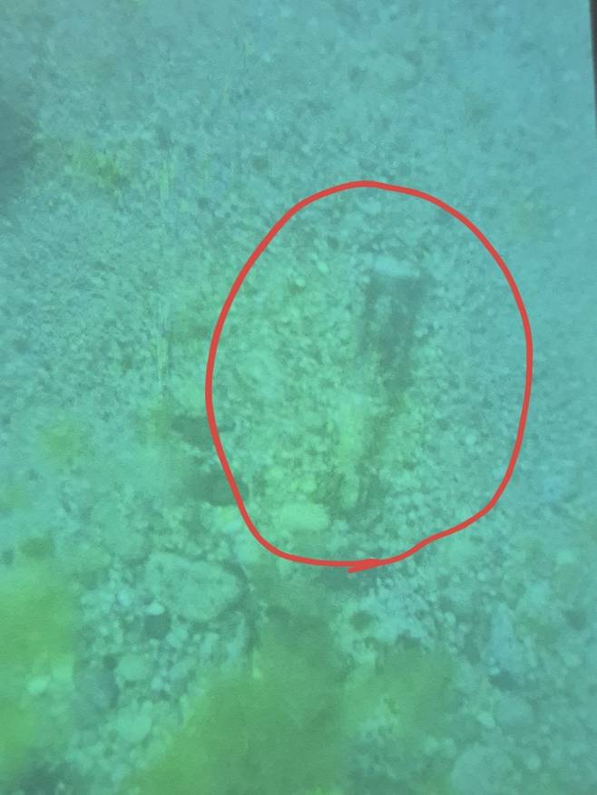 영덕 대탄 해수욕장 인근에서 스노클링을 하던 한 시민이 불발 조명탄을 발견했다./영덕군 제공