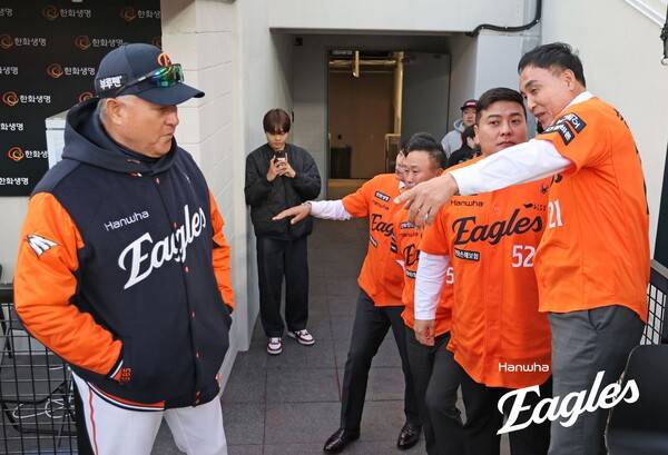 김태균(가운데), 송진우 전 한화이글스 코치가 시구에 앞서 김경문 감독(왼쪽)과 이야기를 나누고 있다. (사진=한화 이글스)