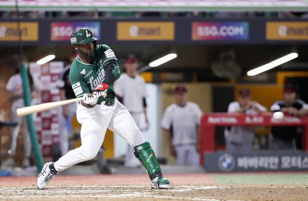 SSG 랜더스 기예르모 에레디아가 타석에서 만루홈런을 날리고 있다. (사진=SSG 랜더스)