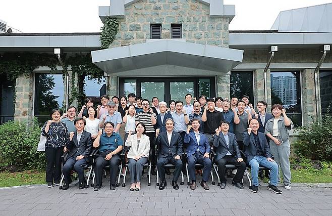 전남대학교 글로컬대학30 실행계획서 집필진들이 교내 스토리움 앞에서 기념촬영을 하고 있다. 전남대 제공