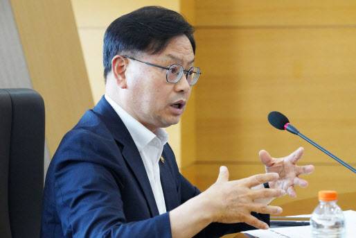 김성범 해양수산부 차관이 지난 13일 세월호 선체처리계획 보고에 참석했다. (사진=해양수산부)