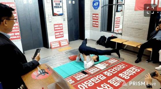 김문수 국민의힘 당 대표 후보가 지난 15일 특검 압수수색 반대 농성 현장에서 스트레칭을 하고 있다. (사진=김문수TV 캡처)