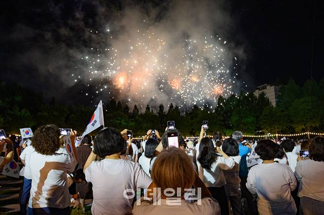 지난 15일 수원제1야외음악당에서 열린 ‘광복 80주년 기념 수원시민대합창’에서 행사 피날레를 장식한 불꽃놀이 장면.(사진=수원시)