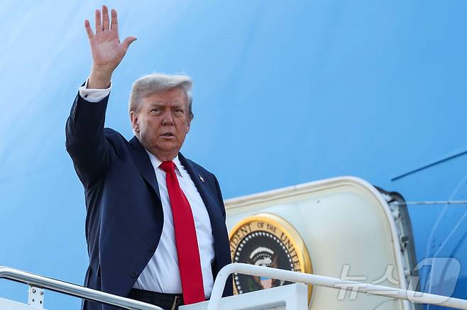 도널드 트럼프 미국 대통령이 15일(현지시간) 메릴랜드주 앤드루스 합동기지에서 알래스카로 출발하는 에어포스원(미 대통령 전용기)에 탑승하고 있다. 이날 트럼프 대통령은 두 번째 임기 이후 처음으로 블라디미르 푸틴 러시아 대통령과 알래스카의 엘먼도프-리처드슨 합동기지에서 대면하고 우크라이나 전쟁 휴전 방안 등을 논의한다. 2025.08.15. ⓒ 로이터=뉴스1 ⓒ News1 류정민 특파원