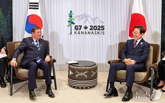 이재명 대통령이 17일(현지시간) 캐나다 앨버타주 캐내내스키스 주요 7개국(G7) 정상회의장에서 이시바 시게루 일본 총리와 한·일 정상회담을 하고 있다. (대통령실 제공. 재판매 및 DB 금지) 2025.6.19/뉴스1 ⓒ News1 박지혜 기자