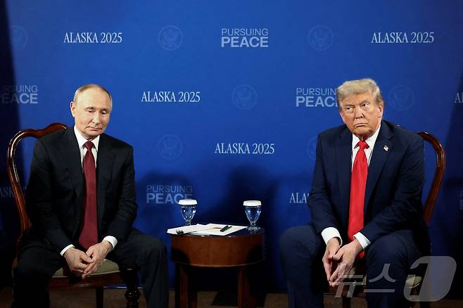 도널드 트럼프 미국 대통령과 블라디미르 푸틴 러시아 대통령이 15일(현지시간) 미국 알래스카 앵커리지에 마련된 회담장에서 우크라이나 전쟁 종식을 위한 본격적인 협상에 앞서 잠시 사진 촬영에 응하고 있다. 2025.08.15. ⓒ 로이터=뉴스1 ⓒ News1 류정민 특파원