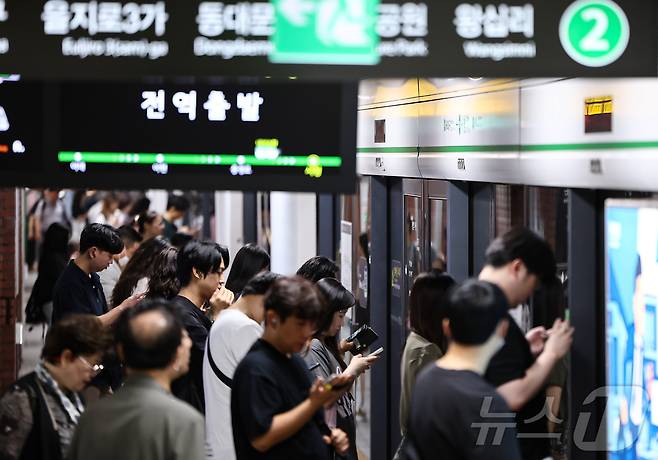 서울 지하철 2호선 서울대입구역 승강장 모습. /뉴스1 ⓒ News1 김도우 기자