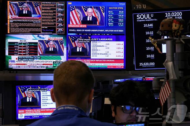 미국 뉴욕증권거래소(NYSE) 트레이더들이 업무를 보고 있다. ⓒ 로이터=뉴스1 ⓒ News1 신기림 기자