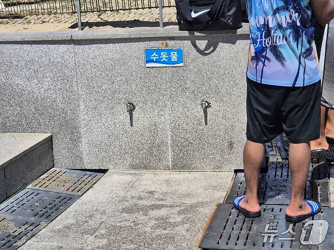 토요일인 16일 막바지 피서철을 맞은 강원 강릉 경포해수욕장 중앙광장 세족장 수돗물 수도꼭지가 뽑혀 있다. 2025.8.16/뉴스1 윤왕근 기자