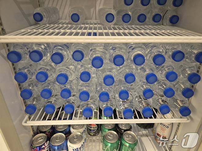 16일 점심시간 강원 강릉 임당동의 한 식당 냉장고에 손님상에 나갈 생수가 가득 채워져 있다. 2025.8.16/뉴스1 윤왕근 기자