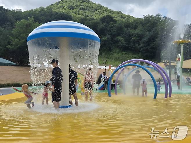 16일 정오쯤 인천대공원 물놀이장을 찾은 시민들이 분수를 맞으며 즐거워 하고 있다.이시명기자/뉴스1