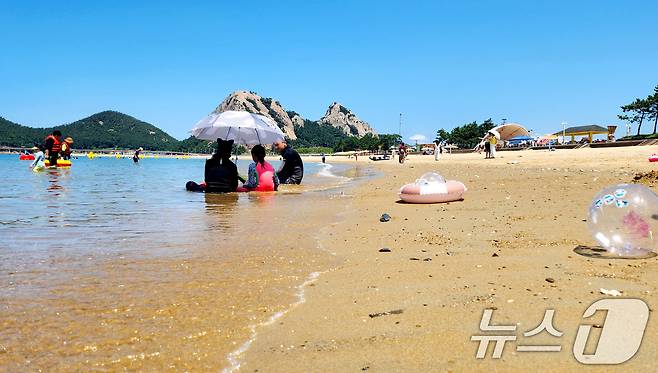 무더운 날씨를 보인 16일 전북 군산시 선유도해수욕장을 찾은 피서객들이 물놀이를 하며 더위를 식히고 있다. 2025.8.16/뉴스1 ⓒ News1 유경석 기자