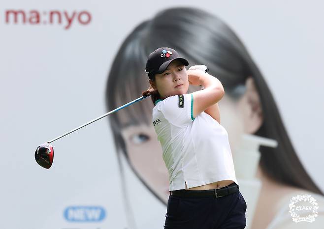 홍정민이 14일 경기 포천 몽베르CC에서 열린 '메디힐 한국일보 챔피언십' 3라운드 5번홀에서 티샷을 하고 있다. (KLPGA 제공. 재판매 및 DB 금지) 2025.8.16/뉴스1