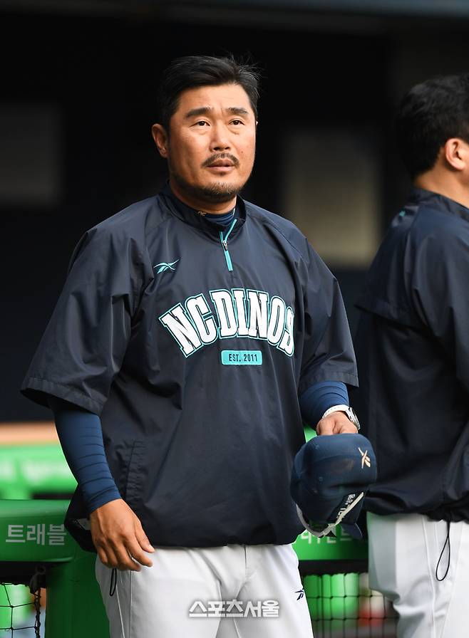 NC 이호준 감독이 서울 잠실구장에서 열린 2025 KBO리그 LG와 경기 전 상대 덕아웃을 바라보고 있다. 잠실 | 최승섭기자 thunder@sportsseoul.com