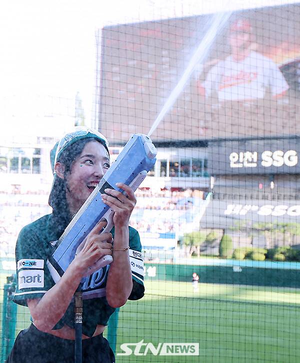 SSG 치어리더 이수진이 16일 오후 인천 SSG랜더스필드에서 펼쳐진 '2025 프로야구' SSG와 LG의 경기에서 관중석을 향해 물총세례를 선보이고 있다. /사진=강명호 기자