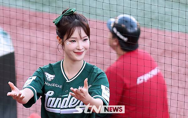 SSG 치어리더 유보영이 16일 오후 인천 SSG랜더스필드에서 펼쳐진 '2025 프로야구' SSG와 LG의 경기에서 열띤 응원전을 이끌고 있다. /사진=강명호 기자