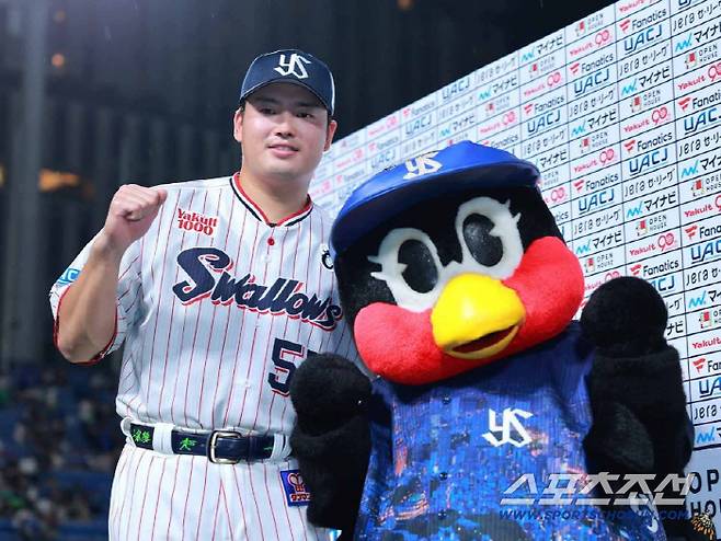 무라카미는 메이저리그 진출을 앞둔 시즌에 부상으로 고전했다. 꼴찌에 머물고 있는 야쿠르트가 살아나려면 무라카미의 남은 시즌 활약이 필요하다. 사진캡처=야쿠르트 스왈로즈 SNS