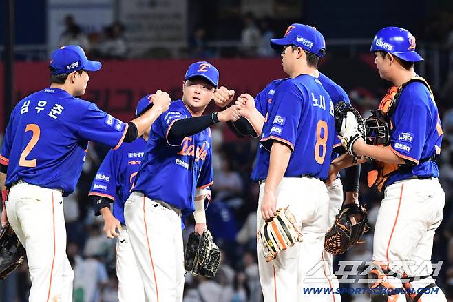 한화가 NC에 승리하며 5연승을 질주했다. 경기 종료 후 승리의 기쁨을 나누고 있는 한화 선수들.