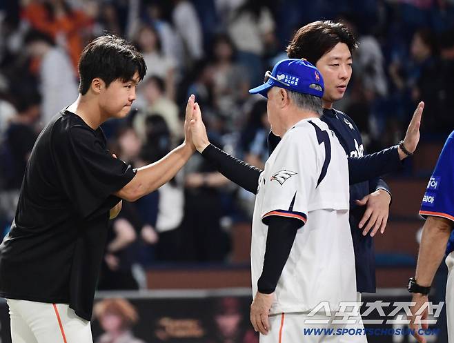 경기 종류 후 정우주, 김범수와 하이파이브를 나누고 있는 김경문 감독.