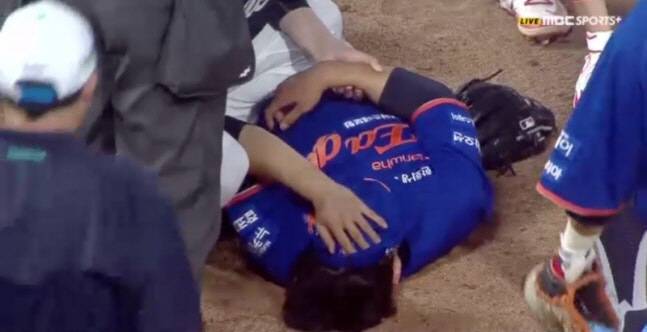 타구에 맞고 쓰러져 교체된 문동주. 사진=MBC스포츠+, Tving 캡쳐