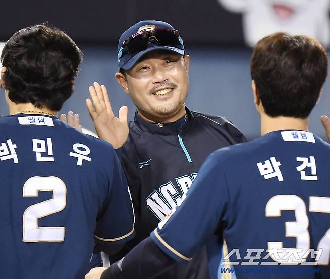 12일 서울 잠실구장에서 열린 NC-두산전. 3대2로 승리한 NC 이호준 감독이 선수들과 하이파이브하고 있다.  잠실=정재근 기자 cjg@sportschosun.com/2025.8.12/