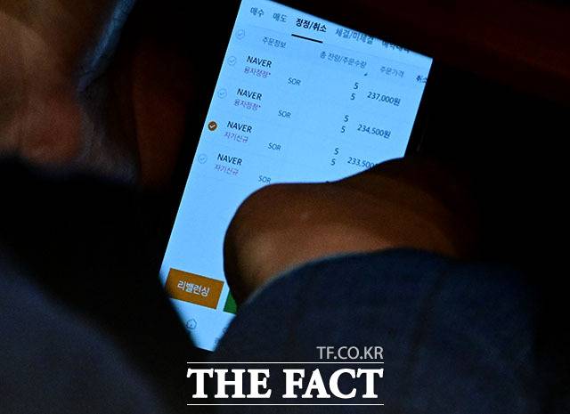 이춘석 무소속 의원이 지난 4일 국회 본회의장에서 타인 명의로 개설된 주식 계좌를 확인하는 모습. /남윤호 기자