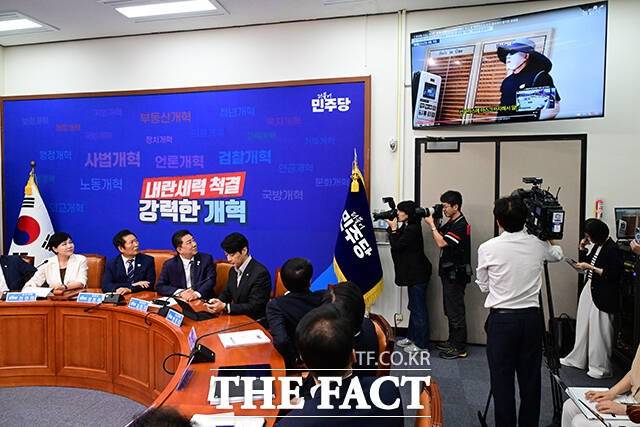 정청래 민주당 대표를 포함한 민주당 최고위원회가 지난 13일 국회에서 열린 최고위원회의에서 권성동 국민의힘 의원이 통일교 소유의 골프장에 방문하는 영상을 시청하는 모습. /남윤호 기자