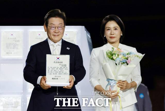 이재명 대통령이 15일 서울 세종대로 광화문광장에서 열린 제21대 대통령 국민임명식 '광복 80년, 국민주권으로 미래를 세우다' 행사에서 임명장을 들어 보이고 있다. /뉴시스