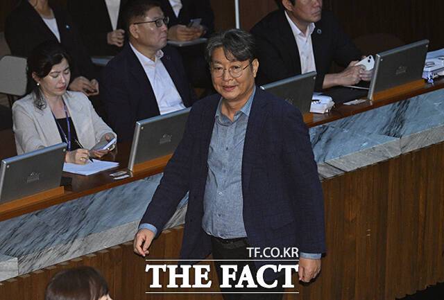 미공개 정보를 이용해 주식을 차명으로 거래한 혐의를 받는 이춘석 무소속 의원이 경찰 조사에서 혐의 일부를 인정한 것으로 전해졌다./박헌우 기자