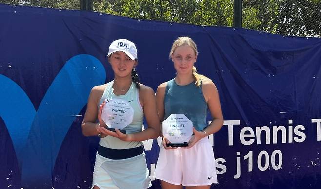 ITF J100 나만간대회에서 단식 우승한 이하음(왼쪽)