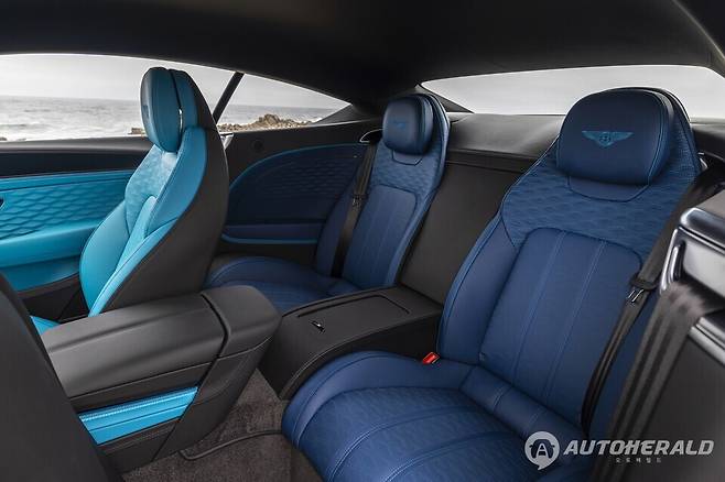 외관과 조화를 이루는 블루 톤 인테리어. 뮬리너만의 맞춤 가죽 트림과 디테일이 적용됐다. (출처:벤틀리)
