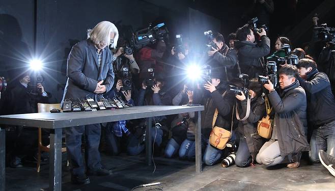 2018년 2월 19일 서울 종로구의 한 스튜디오에서 연극연출가 이윤택이 공개 사과 기자회견을 하는 모습. 이윤택은 최종 징역 7년형을 선고받고 복역, 지난 3월 출소했다. /조선DB