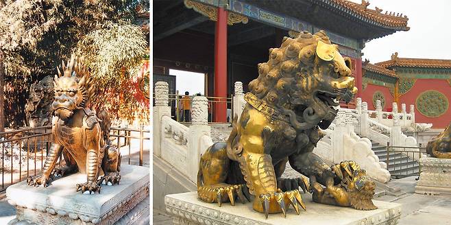 중국 북경 자금성에 있는 해치상(왼쪽)과 사자상(오른쪽). 해치는 외뿔이 달려 있고 사자는 갈기와 누운 귀, 목줄과 방울이 달려 있다. /위키피디아
