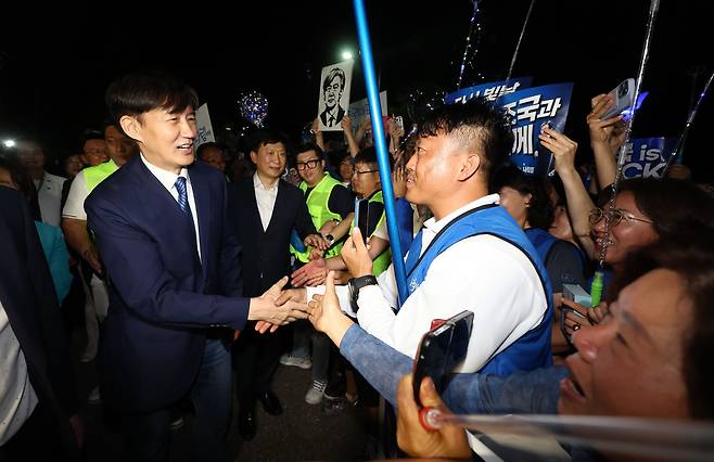 조국 전 조국혁신당 대표가 15일 새벽 서울 구로구 남부교도소에서 출소한 뒤 지지자들과 악수하며 인사하고 있다. 조 전 대표는 자녀 입시 비리 등 혐의로 작년 12월 대법원에서 징역 2년의 실형을 확정받았지만, 이재명 대통령이 8·15 광복절을 맞아 단행한 특별사면·복권 대상으로 이날 풀려났다./박성원 기자