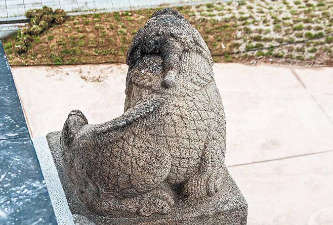 광화문 문루에 앉아 있는 석물. 나선형 무늬 두 개와 뿔이 보인다./박종인 기자, 김영균 제공