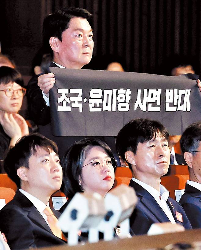 8·15 행사서 '사면 반대' 플래카드 든 안철수 - 국민의힘 안철수 의원이 15일 서울 세종문화회관에서 열린 80주년 광복절 경축식 도중 관객석에서 일어나 '조국·윤미향 사면 반대'라고 적힌 플래카드를 들어보이고 있다. 당시 무대 위에서는 이재명 대통령이 광복절 경축사를 하고 있었다. /연합뉴스