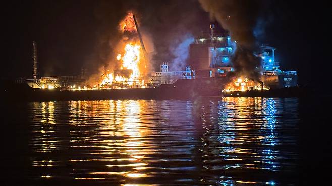16일 오전 1시 4분쯤 전남 여수시 신북항에서 2692톤급 석유제품운반선 A 호와 24톤급 용달선 B호에서 잇따라 화재가 발생, 해경이 진화작업을 하고 있다./여수해양경찰서