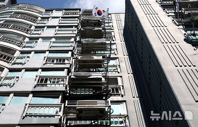 제80주년 광복절인 15일 대구의 한 아파트에 태극기가 휘날리고 있다. ⓒ뉴시스
